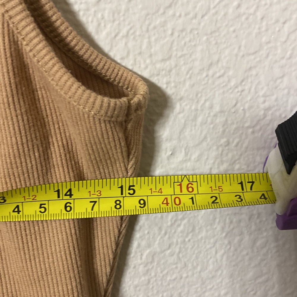 🌵Lightweight Tan Cropped Button up top! - Picture 4 of 6
